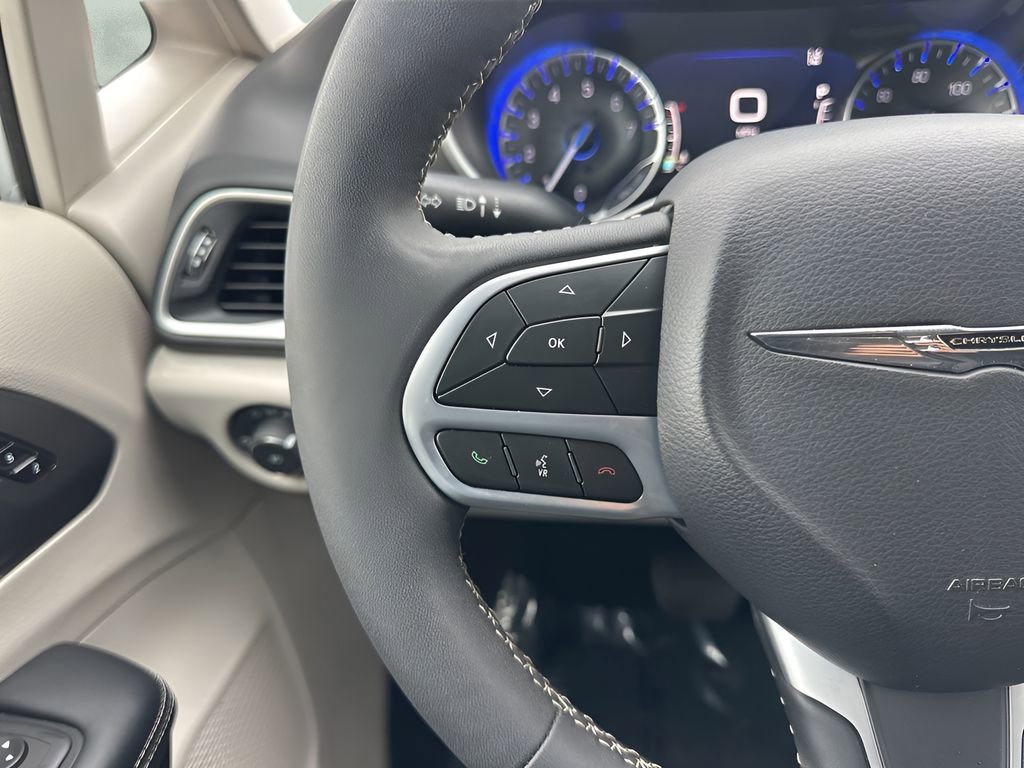 Used 2024 Chrysler Pacifica Touring-L image 17