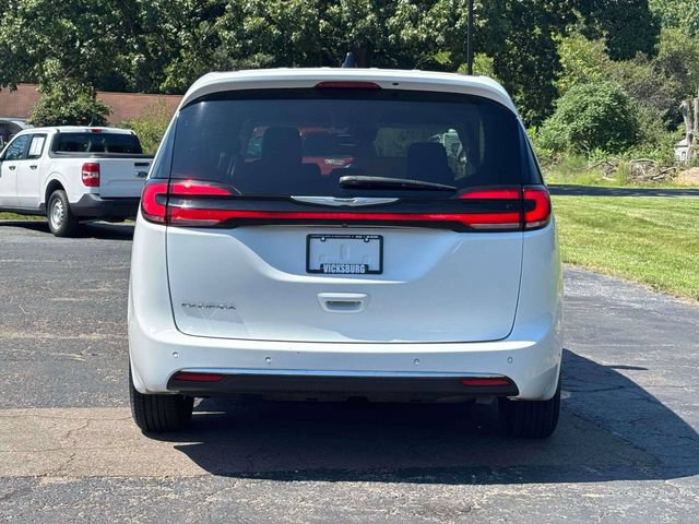 Used 2024 Chrysler Pacifica Touring-L FWD image 33