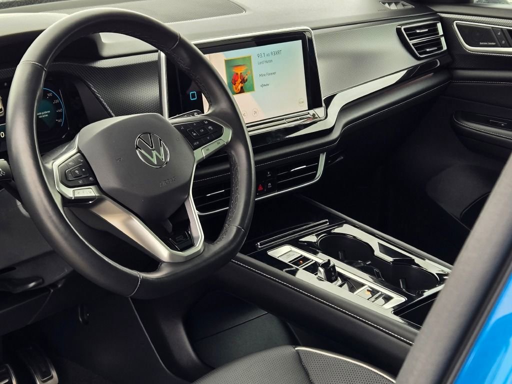 Used 2024 Volkswagen Atlas Cross Sport SEL Premium R-Line image 4