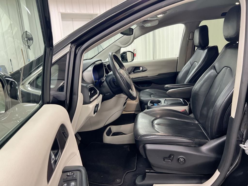 Used 2022 Chrysler Pacifica Touring-L FWD image 19