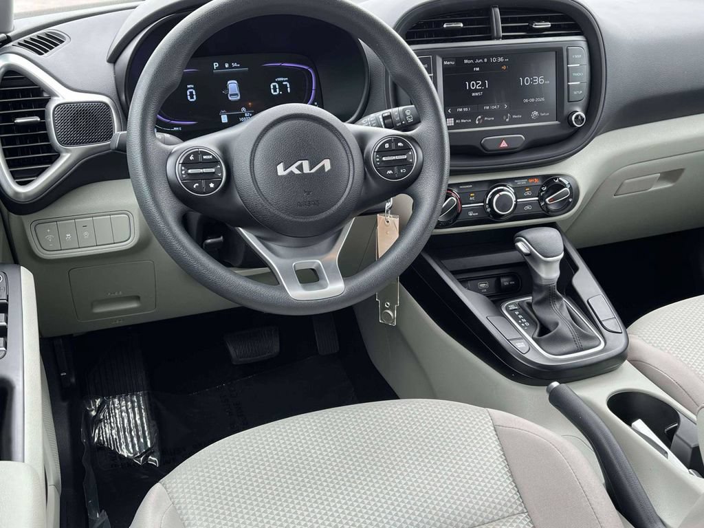 Used 2025 Kia Soul LX w/ LX Technology Package FWD image 2