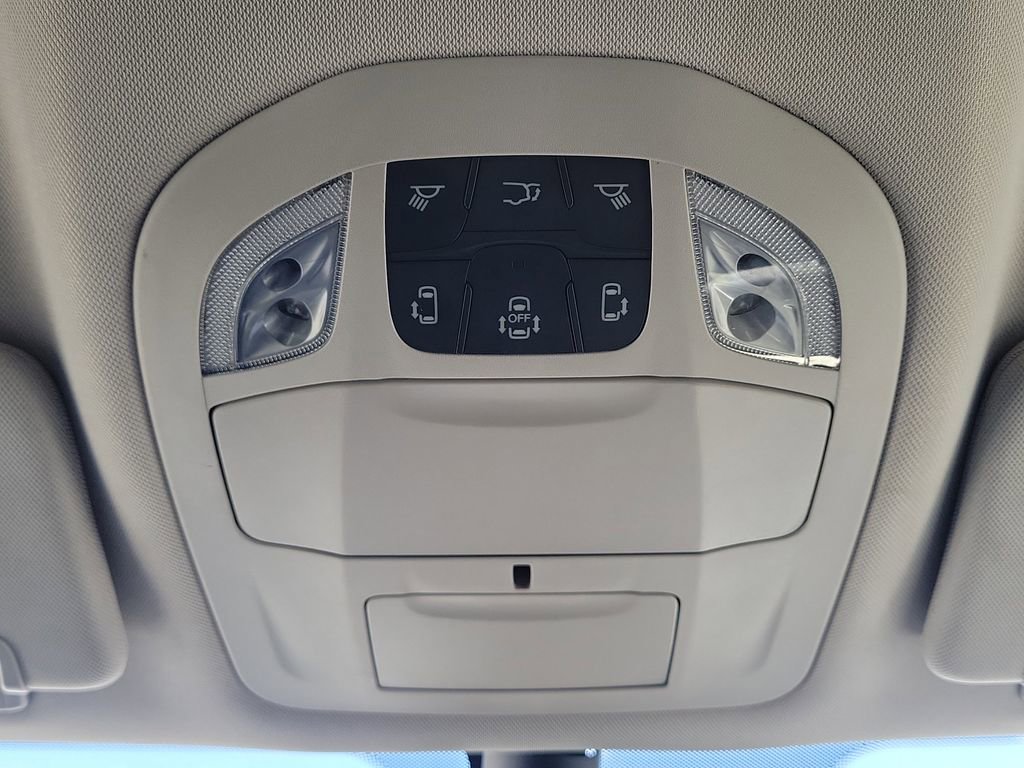 Certified 2024 Chrysler Pacifica Touring-L image 40