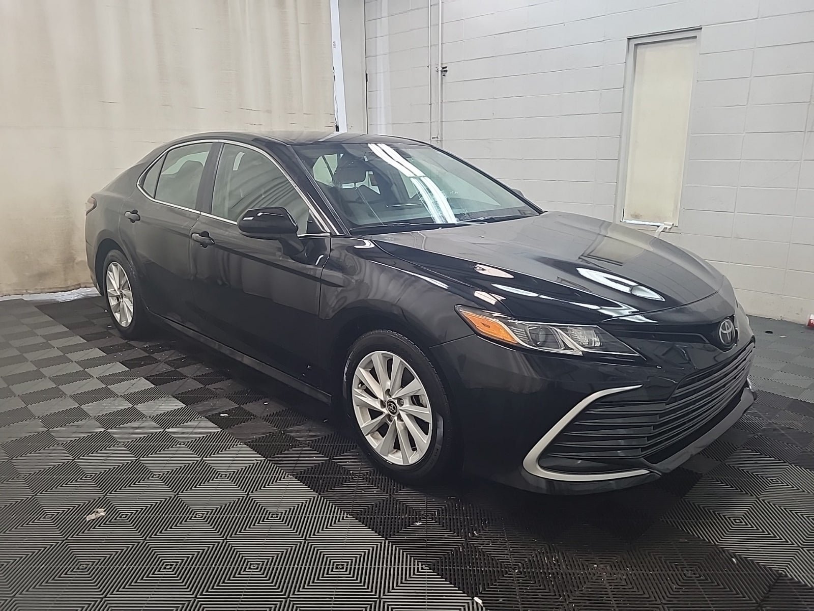 Used 2022 Toyota Camry LE FWD image 7