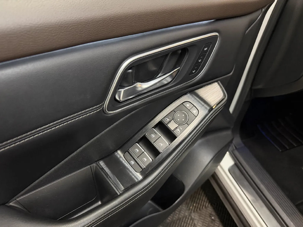 Used 2022 Nissan Rogue Platinum w/ Head-Up Display Package FWD image 28