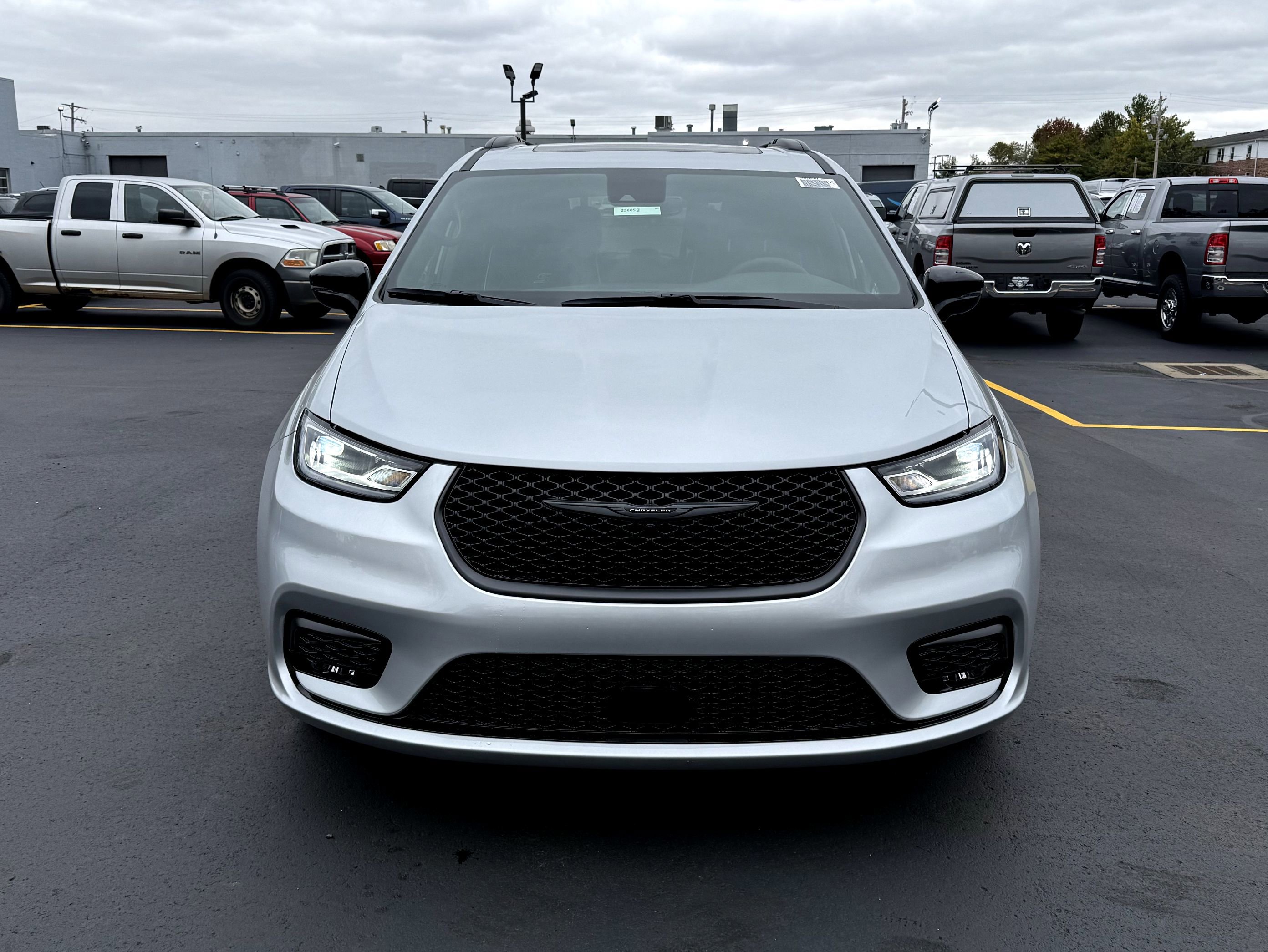 New 2026 Chrysler Pacifica Limited image 3