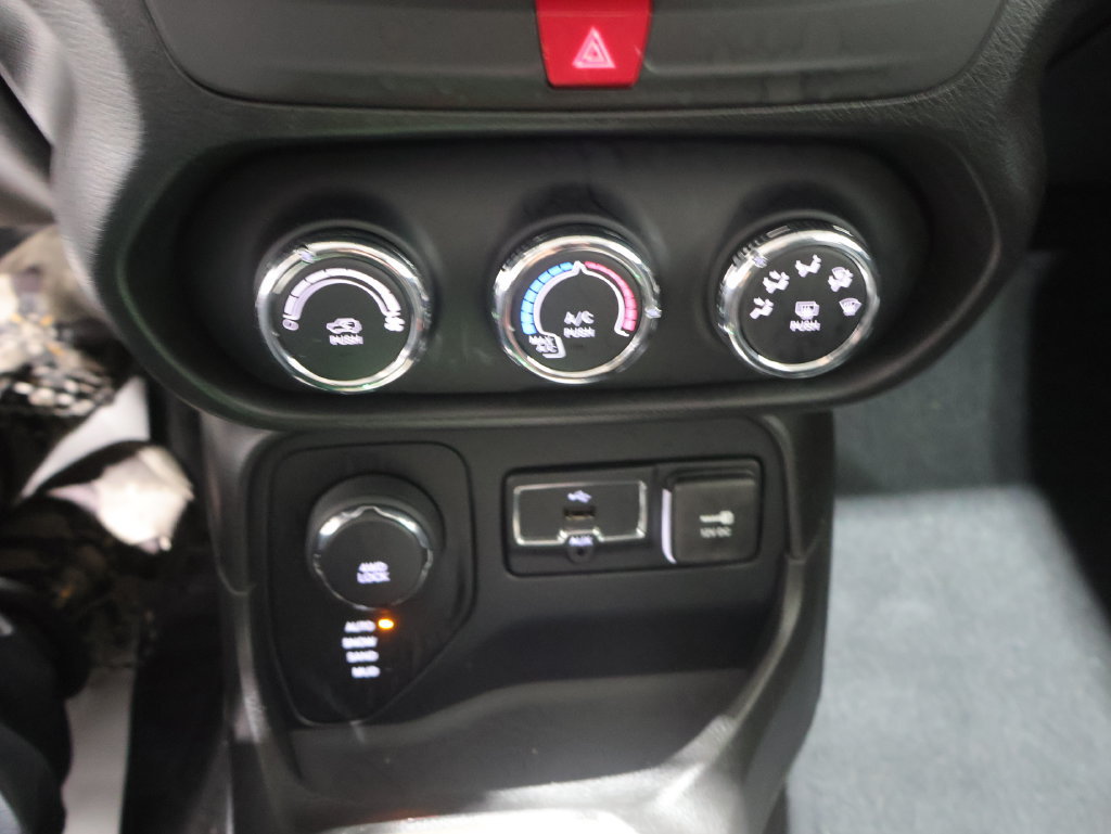 Used 2016 Jeep Renegade Latitude AWD/4WD image 28