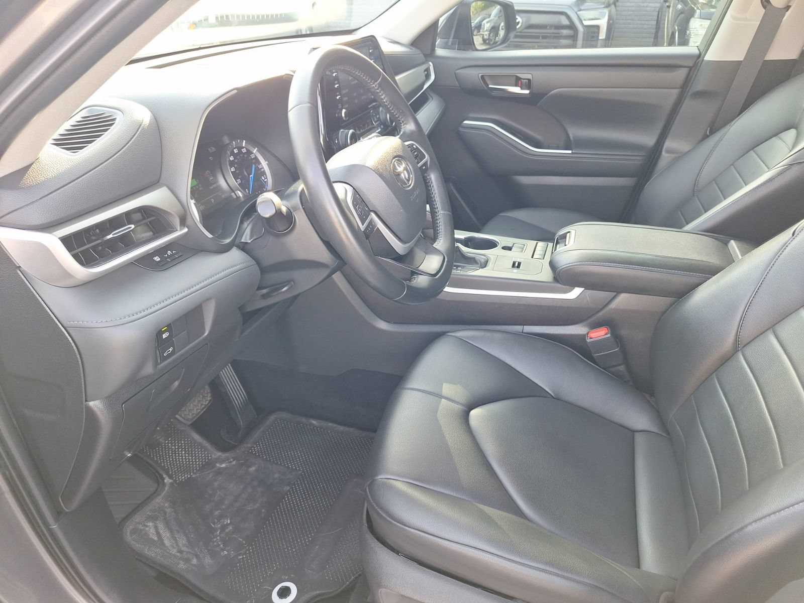 Used 2022 Toyota Highlander XLE FWD image 16