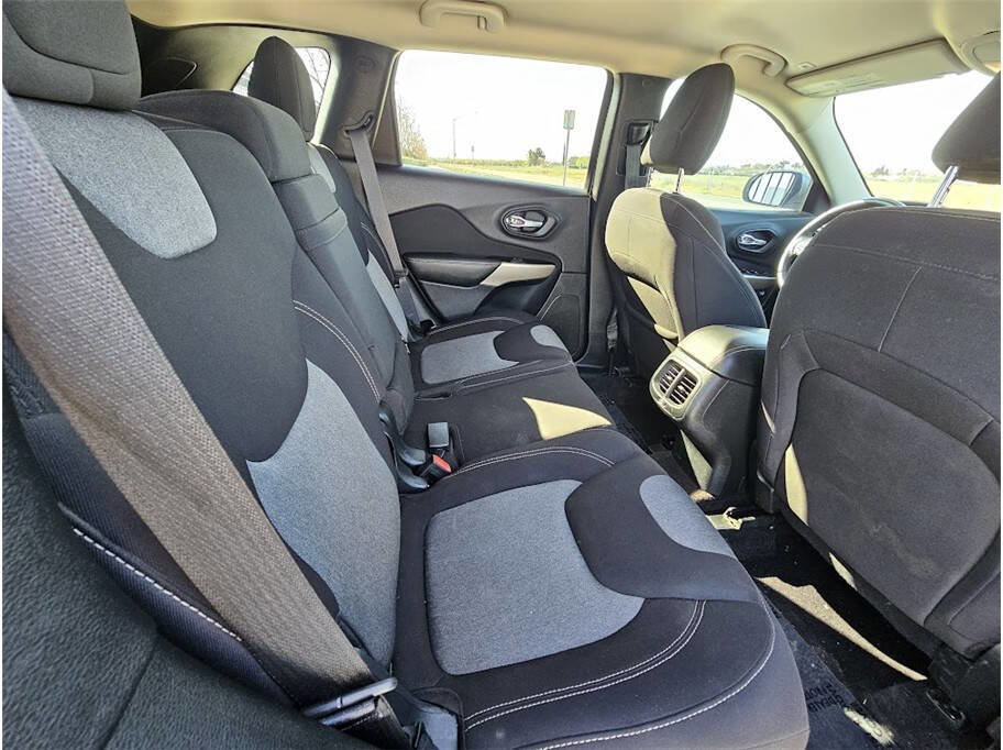 Used 2018 Jeep Cherokee Latitude w/ Altitude Package image 16