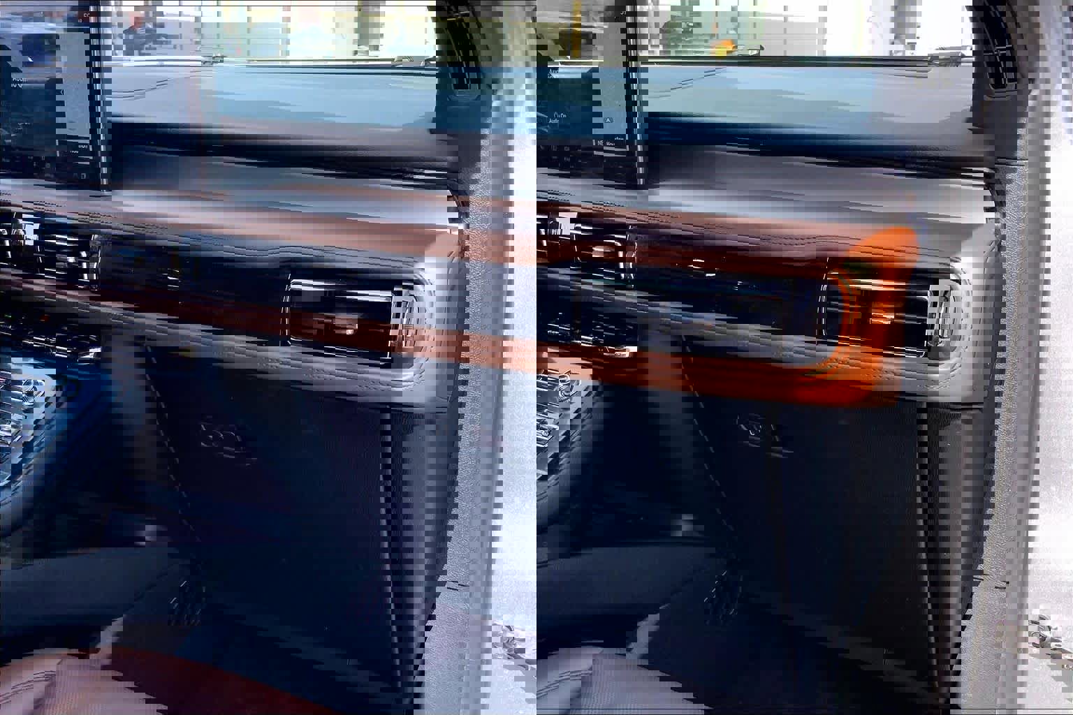 Used 2021 Lincoln Nautilus Reserve w/ Class II Trailer Tow Package image 18