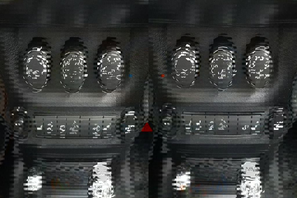 Used 2017 Jeep Wrangler Unlimited Rubicon image 27