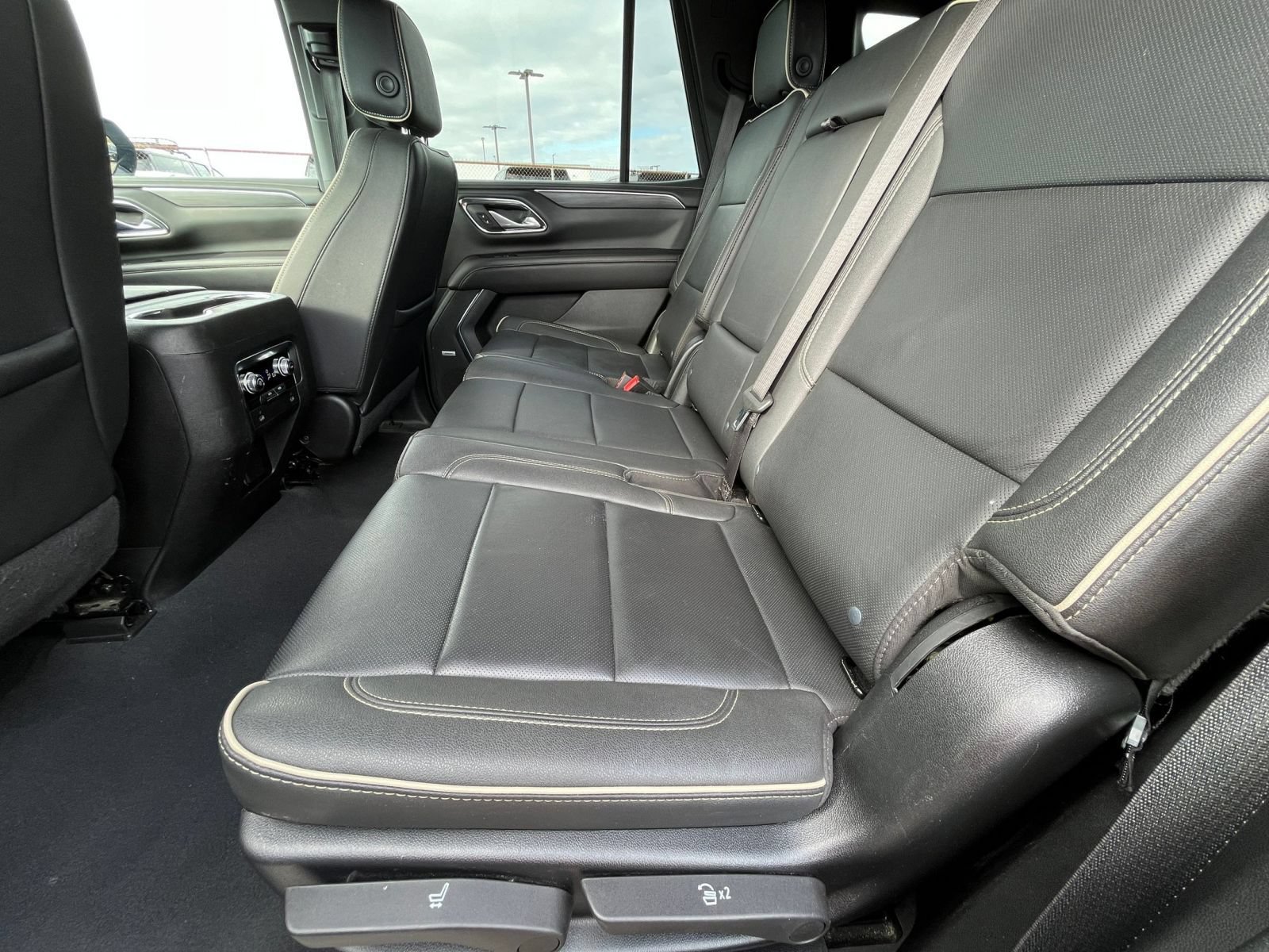 Used 2024 GMC Yukon SLT RWD image 28