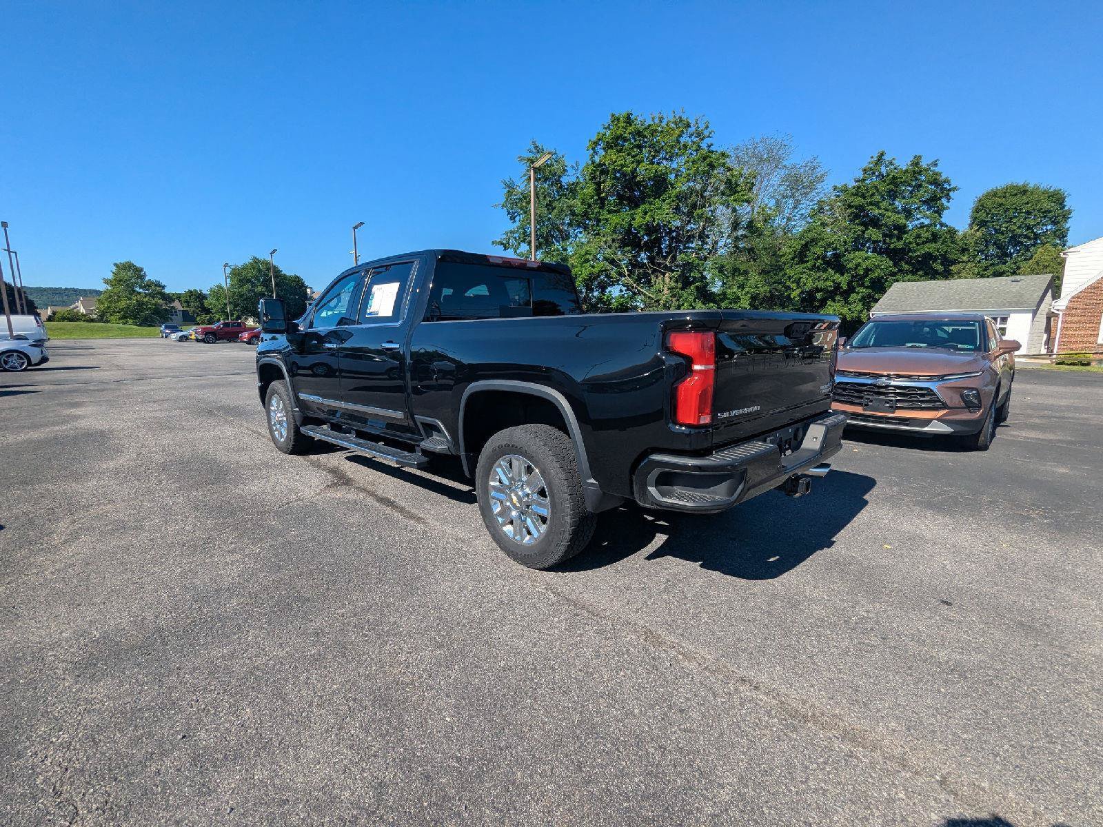 Used 2024 Chevrolet Silverado 2500 High Country w/ Technology Package AWD/4WD image 6