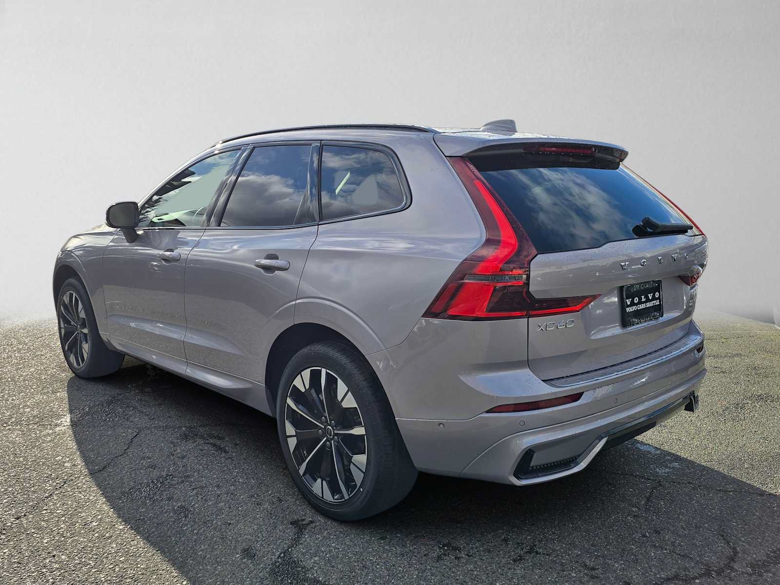 Used 2026 Volvo XC60 B5 Plus w/ Protection Package Premier AWD/4WD image 5