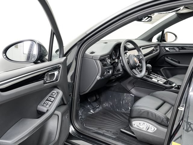 Certified 2026 Porsche Macan AWD/4WD image 7