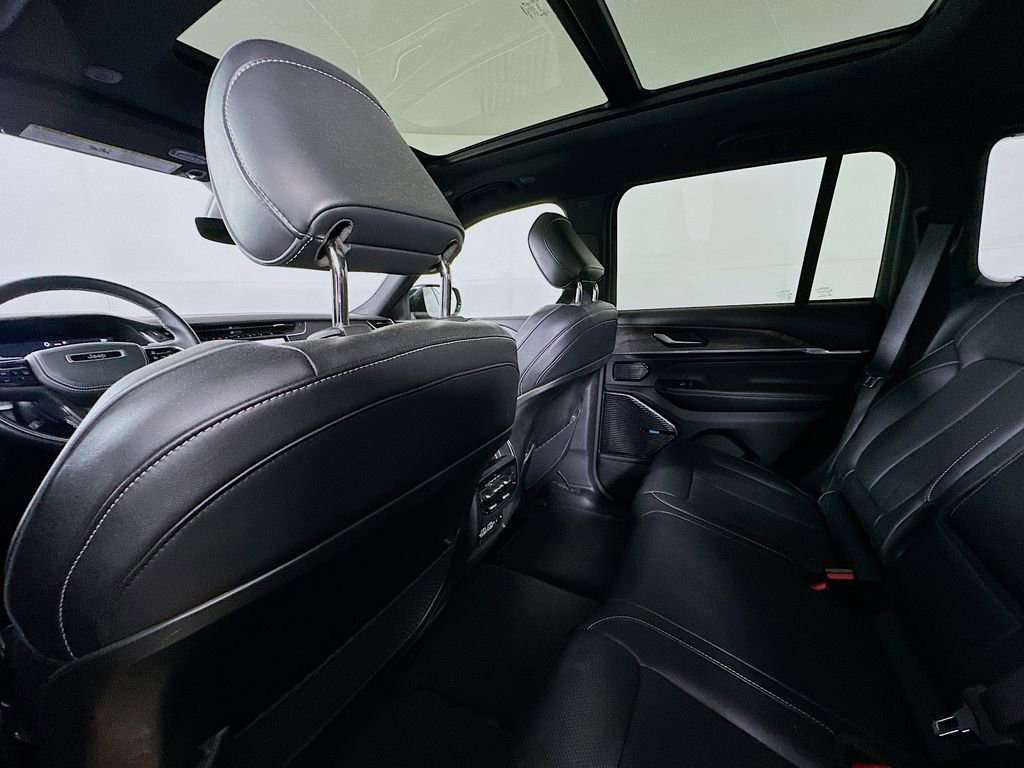Used 2022 Jeep Grand Cherokee Overland image 11