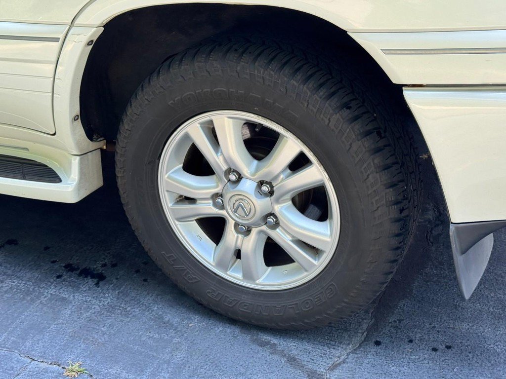 Used 2005 Lexus LX 470 4WD w/ Preferred Accessory Pkg image 5