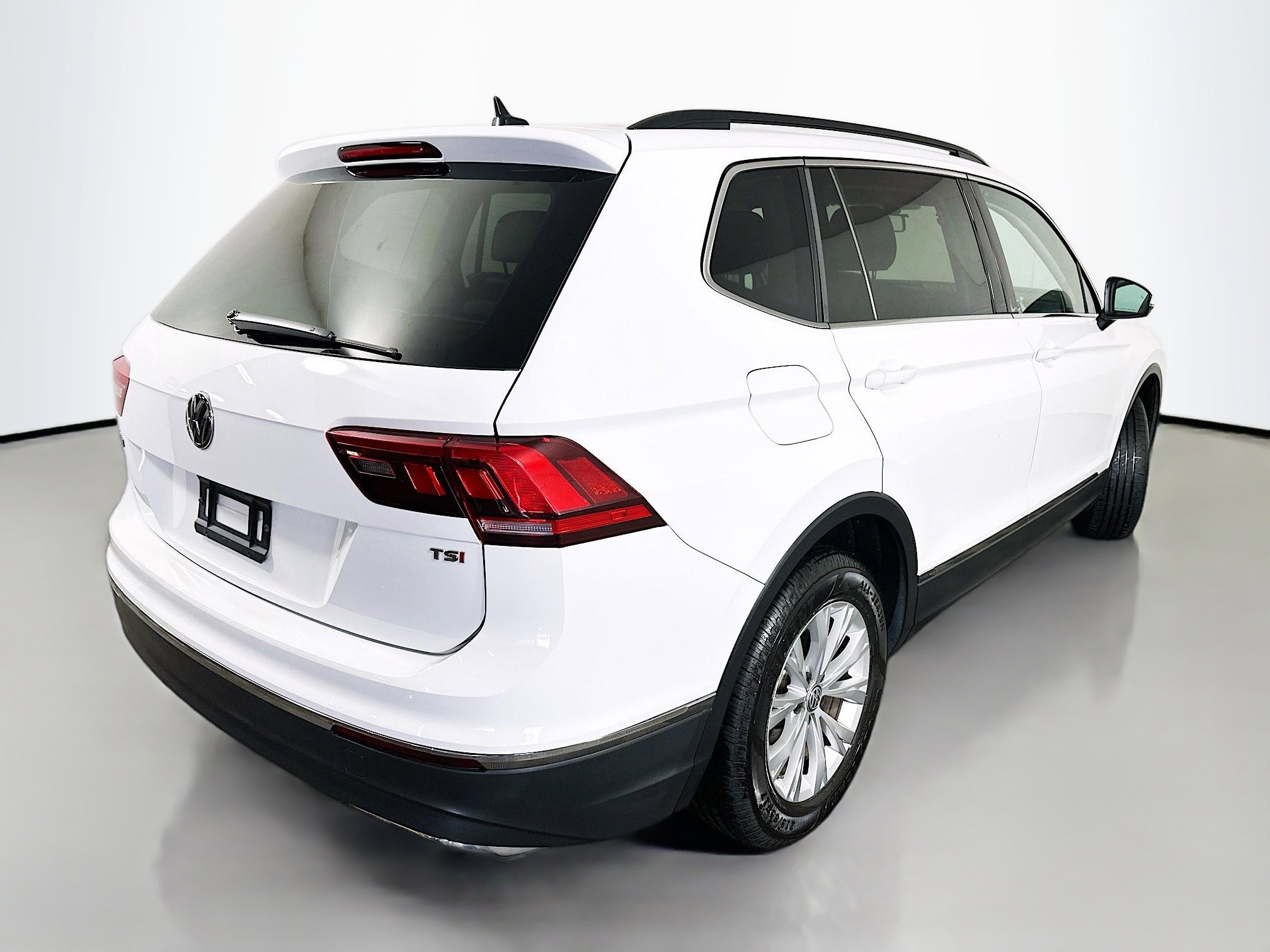 Used 2018 Volkswagen Tiguan SE w/ Front Fog Lights Package FWD image 10