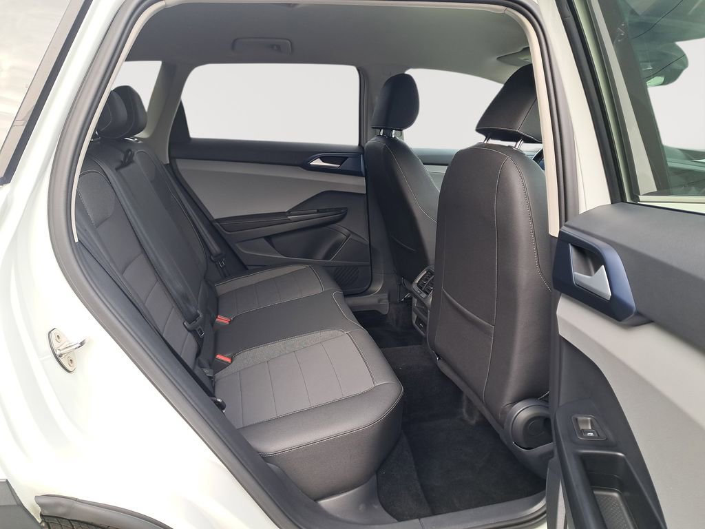 Used 2024 Volkswagen Taos SE image 16