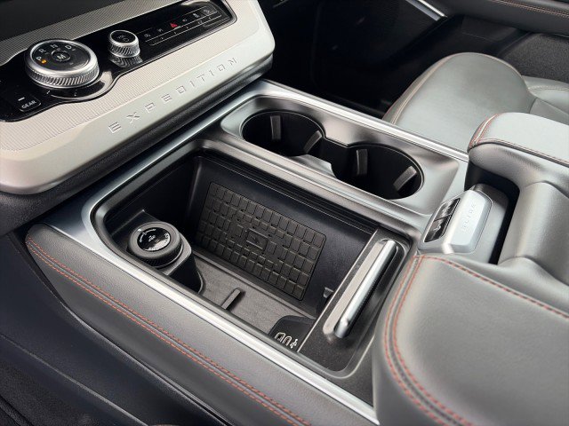 Used 2025 Ford Expedition Active image 18