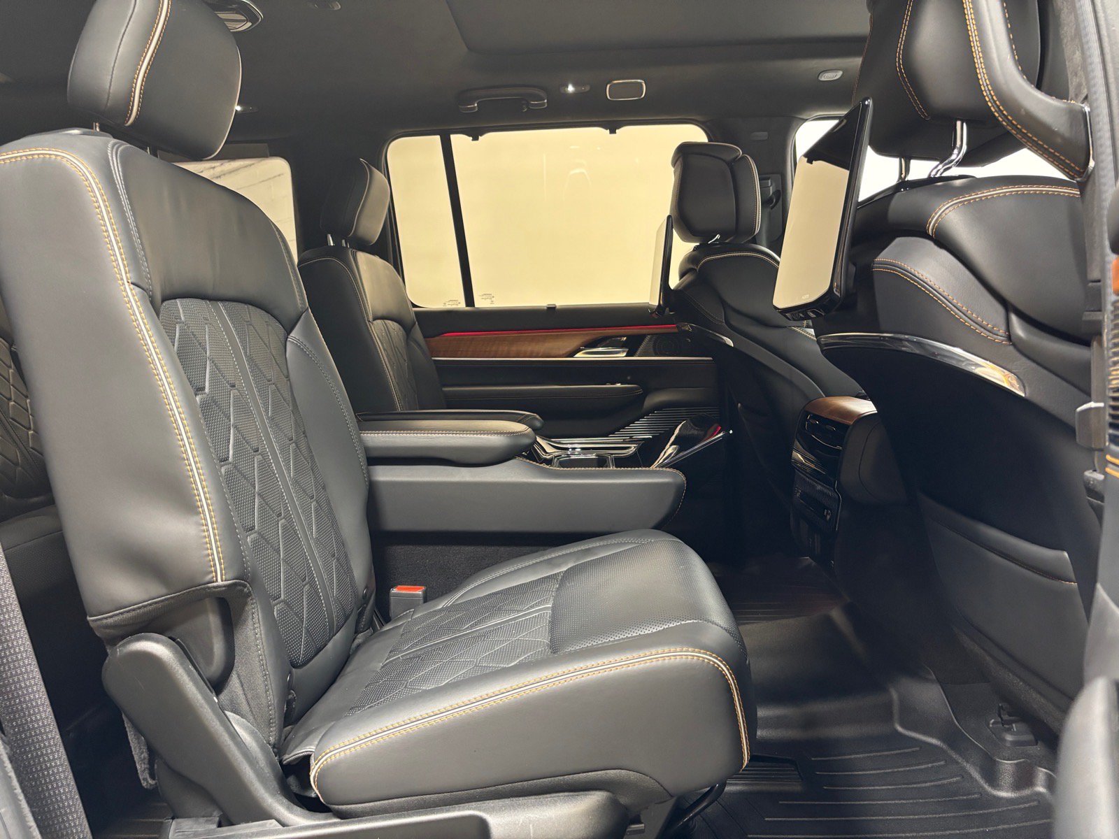 Used 2022 Jeep Grand Wagoneer Series III w/ Rear Seat Video Group 1 AWD/4WD image 40