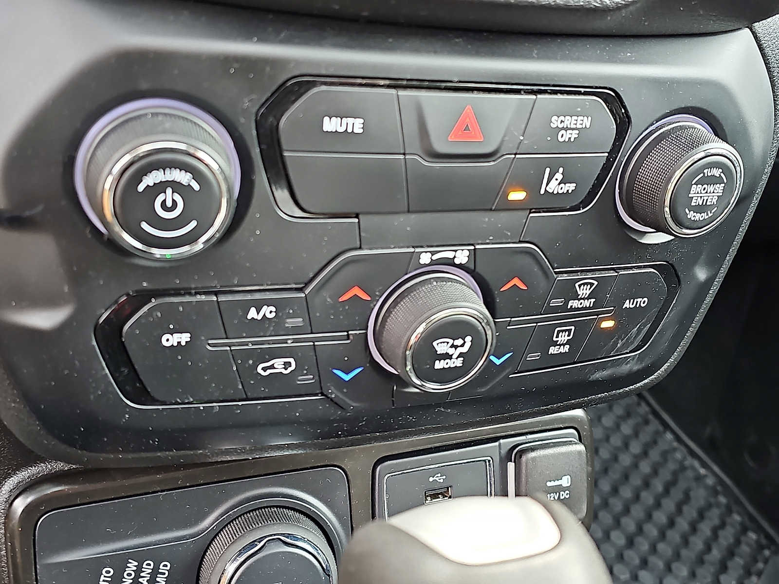 Used 2023 Jeep Renegade Latitude w/ Sun & Fun Group AWD/4WD image 16