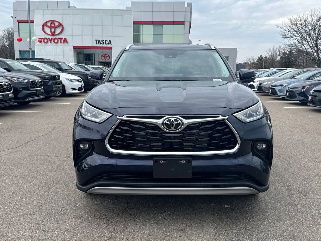 New 2026 Toyota Highlander Platinum image 2