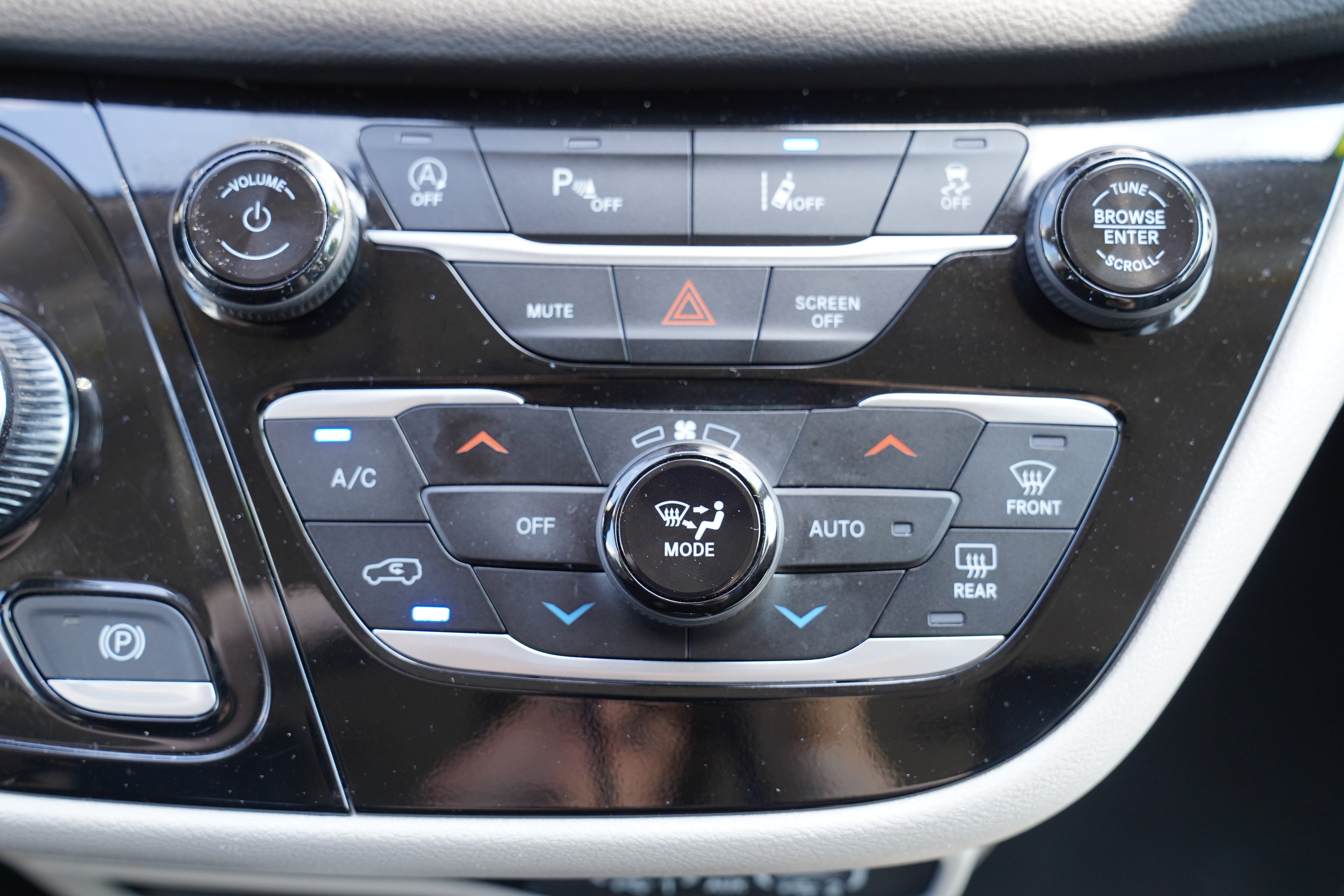 Used 2024 Chrysler Pacifica Touring-L FWD image 27
