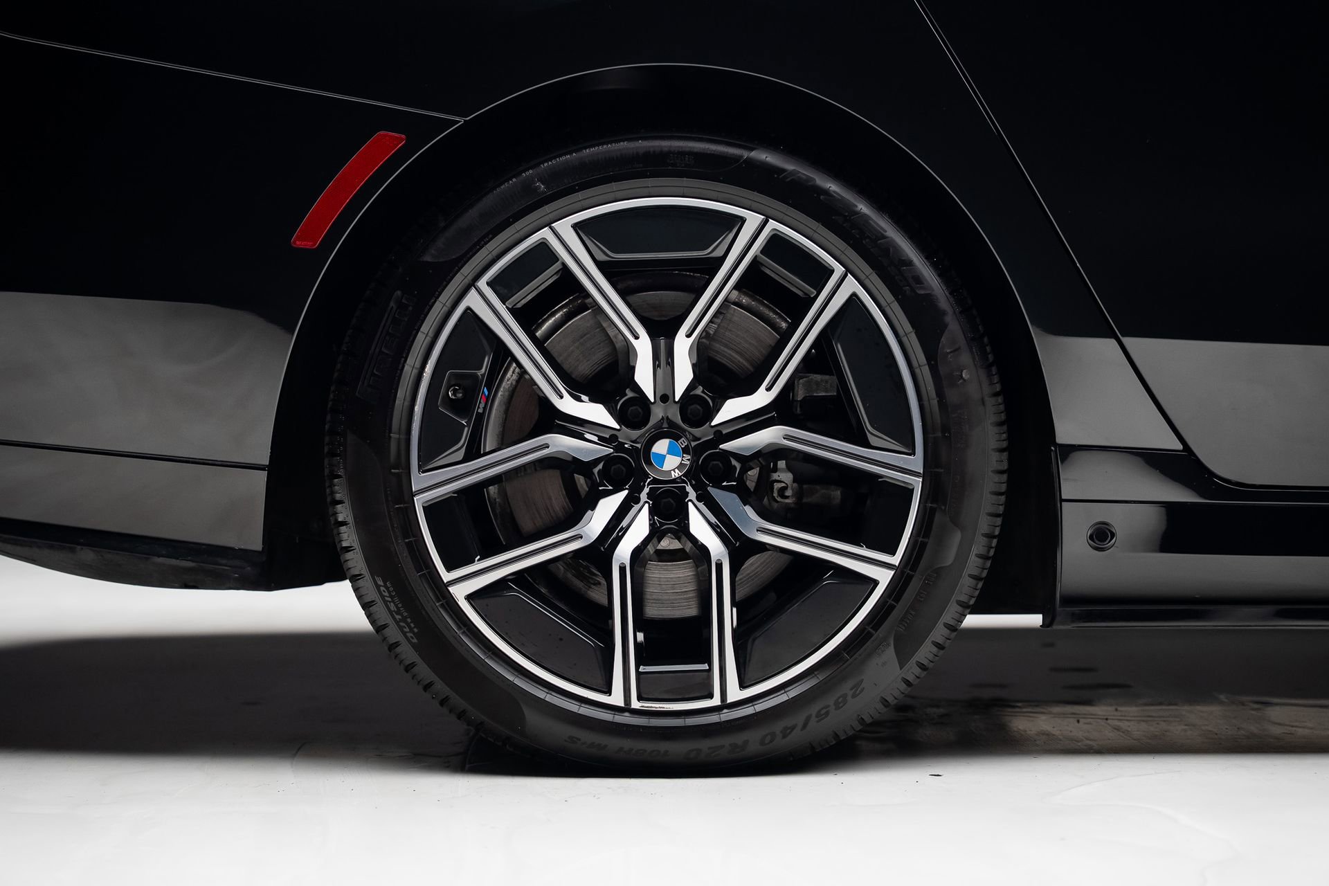 Used 2023 BMW i7 xDrive60 w/ Executive Package 2 AWD/4WD image 38