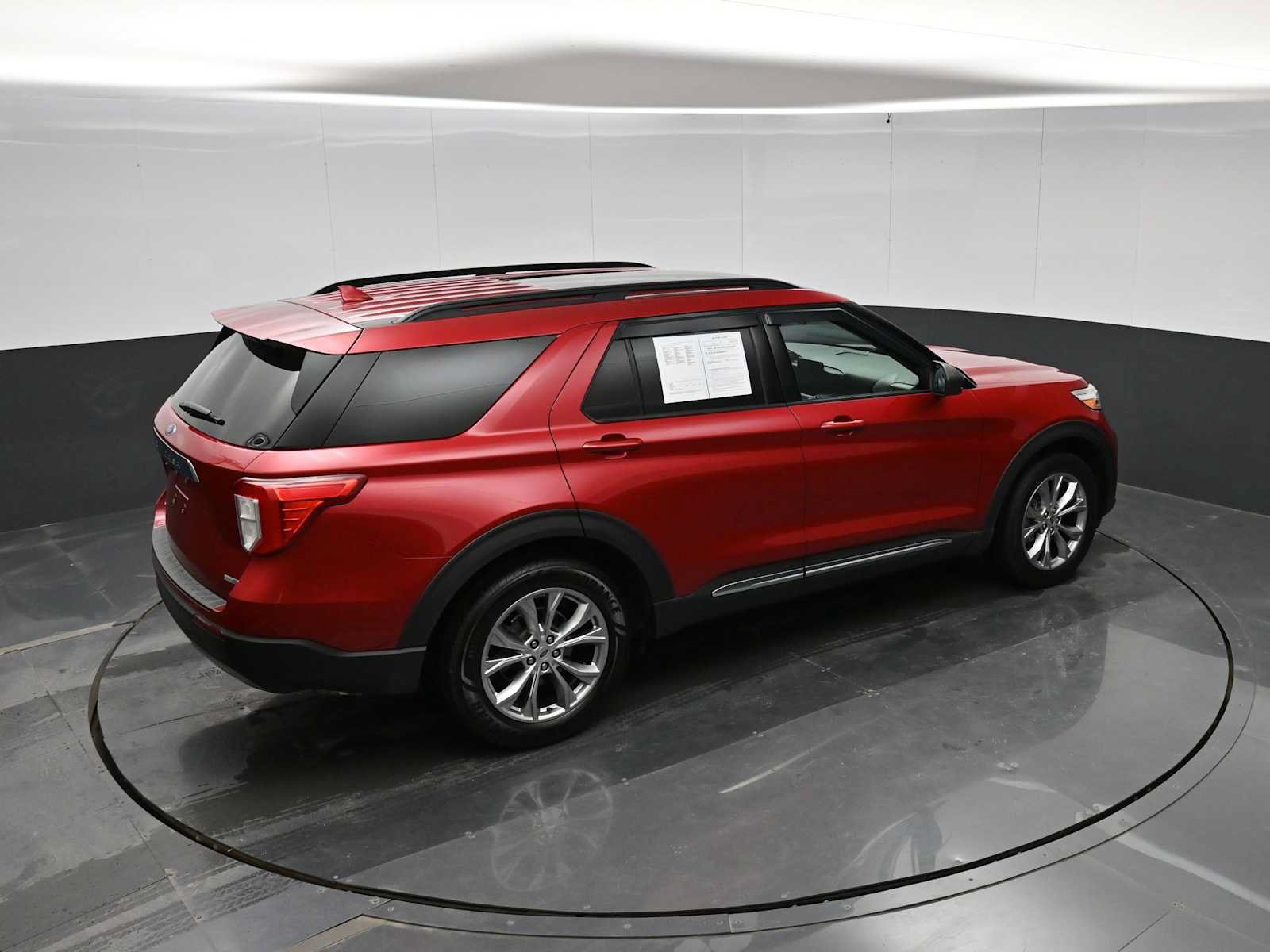 Used 2020 Ford Explorer XLT w/ Equipment Group 202A AWD/4WD image 32