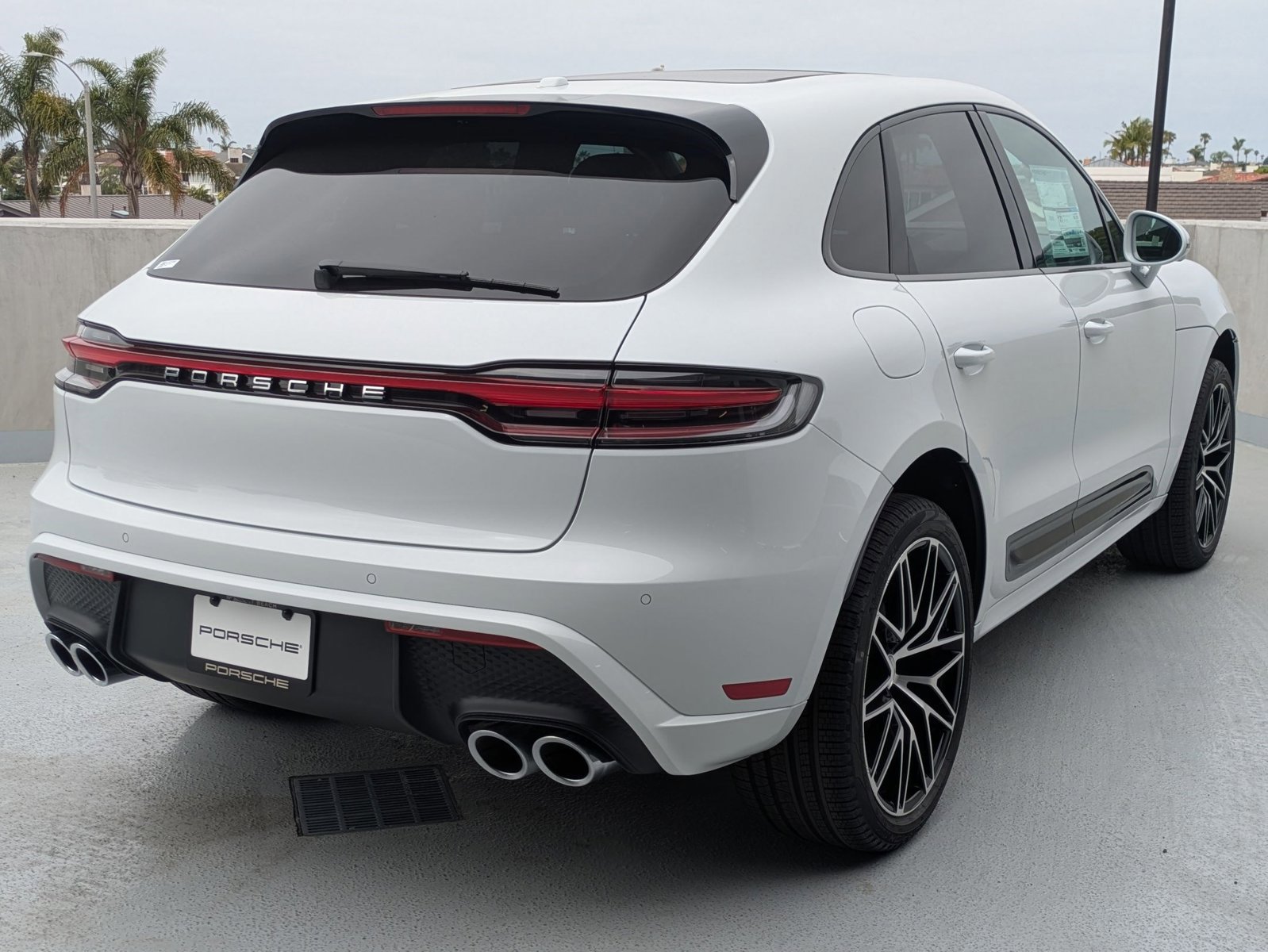 Certified 2025 Porsche Macan AWD/4WD image 9