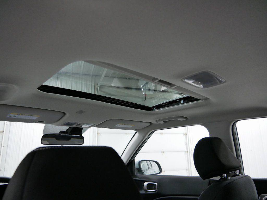 Used 2025 Hyundai Venue SEL FWD image 12