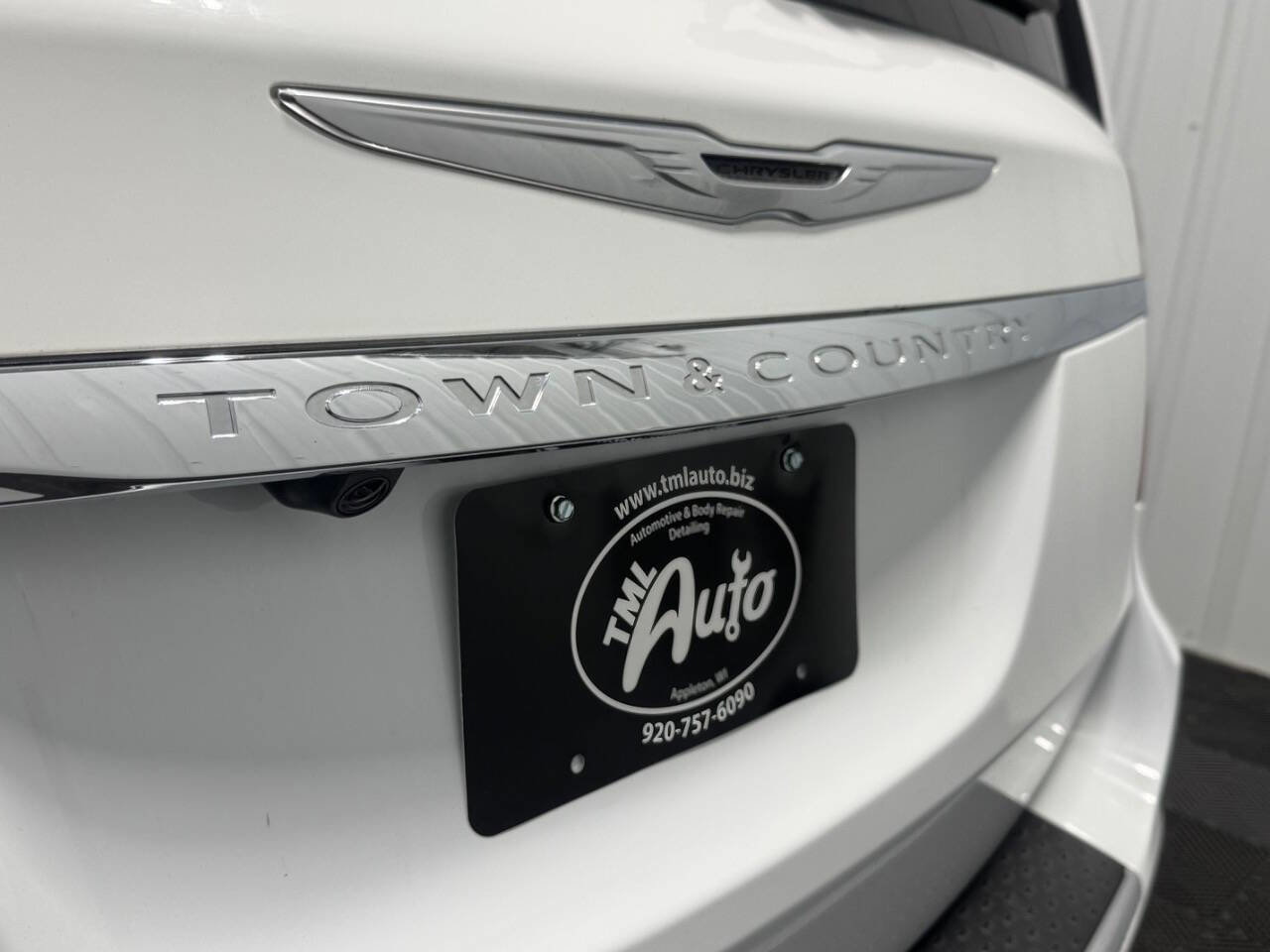 Used 2015 Chrysler Town & Country Touring-L w/ Driver Convenience Group image 6