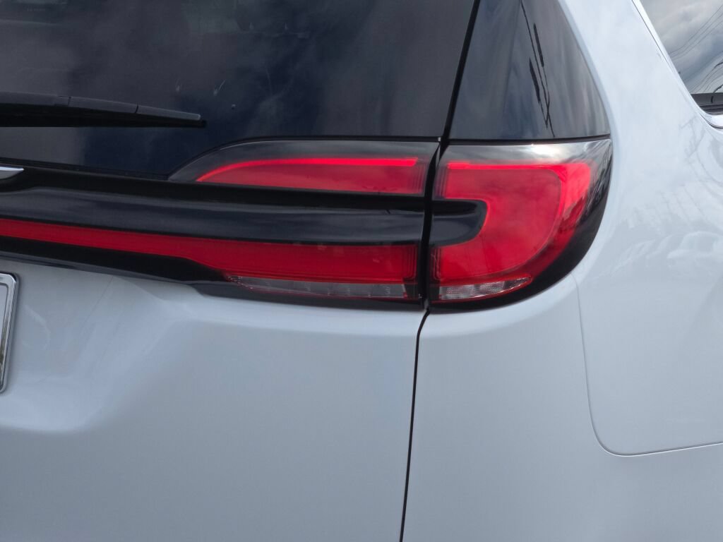 Used 2024 Chrysler Pacifica Touring-L FWD image 15