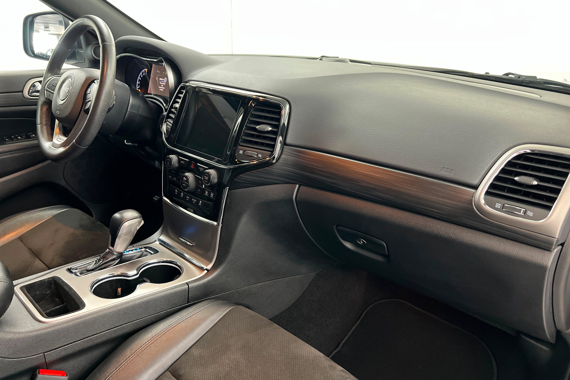 Used 2021 Jeep Grand Cherokee Laredo X image 24