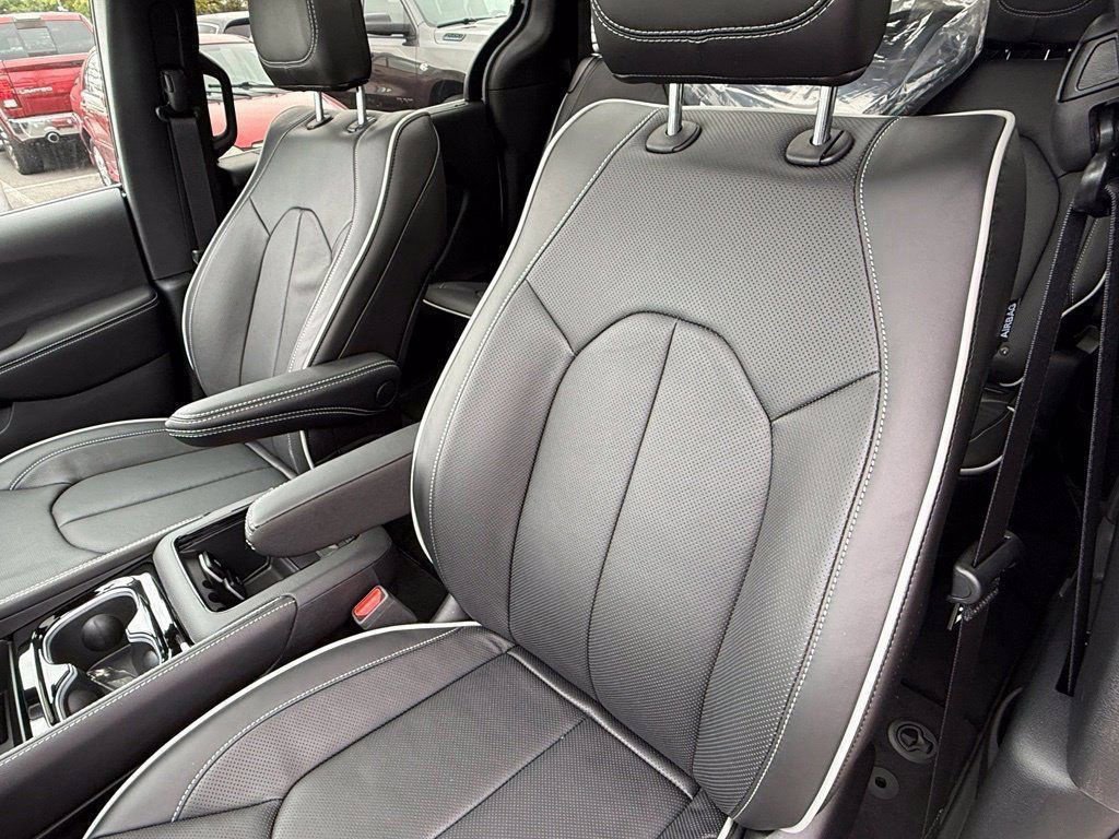 New 2027 Chrysler Pacifica Limited FWD image 20
