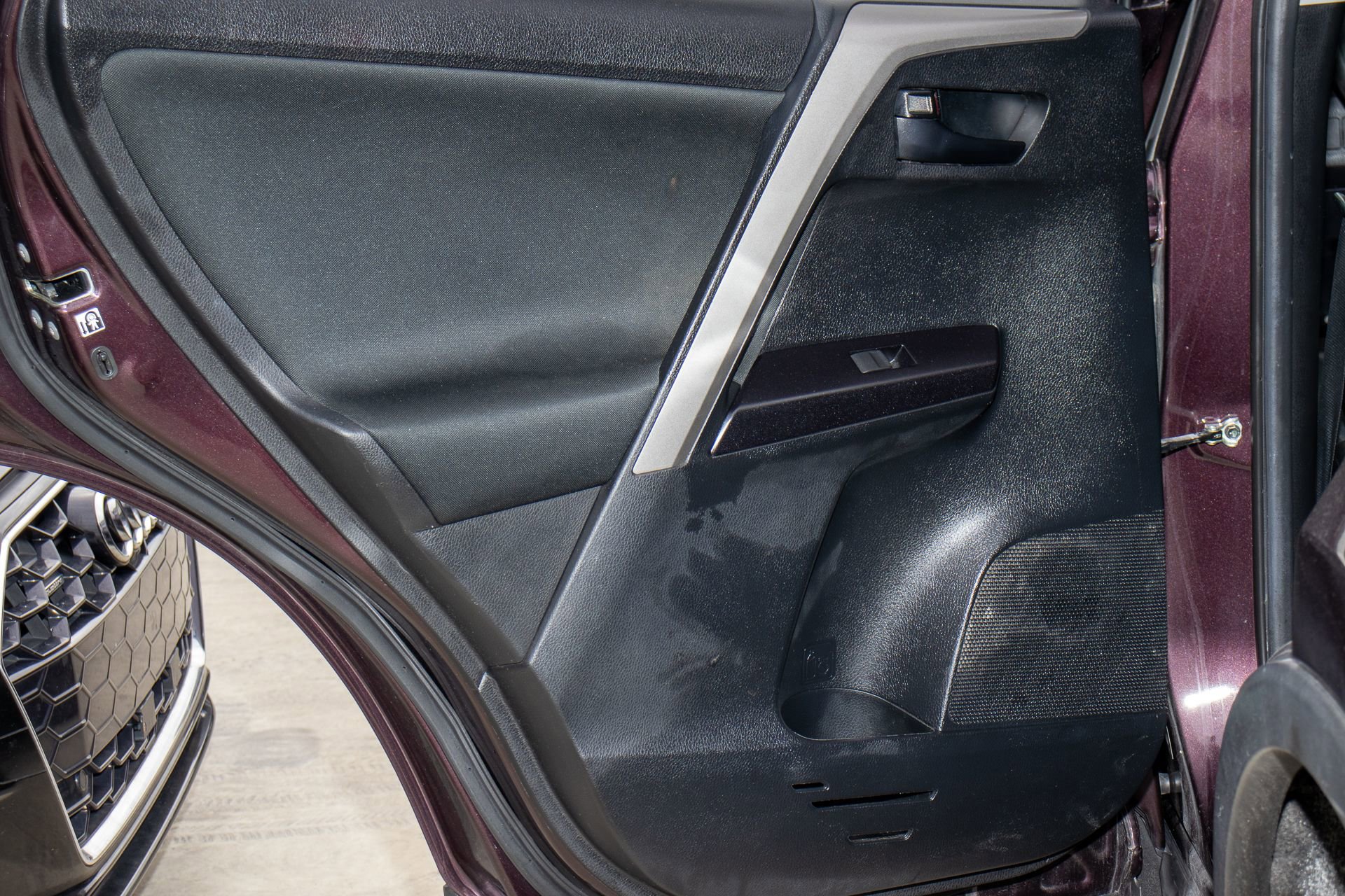 Used 2018 Toyota RAV4 LE image 11