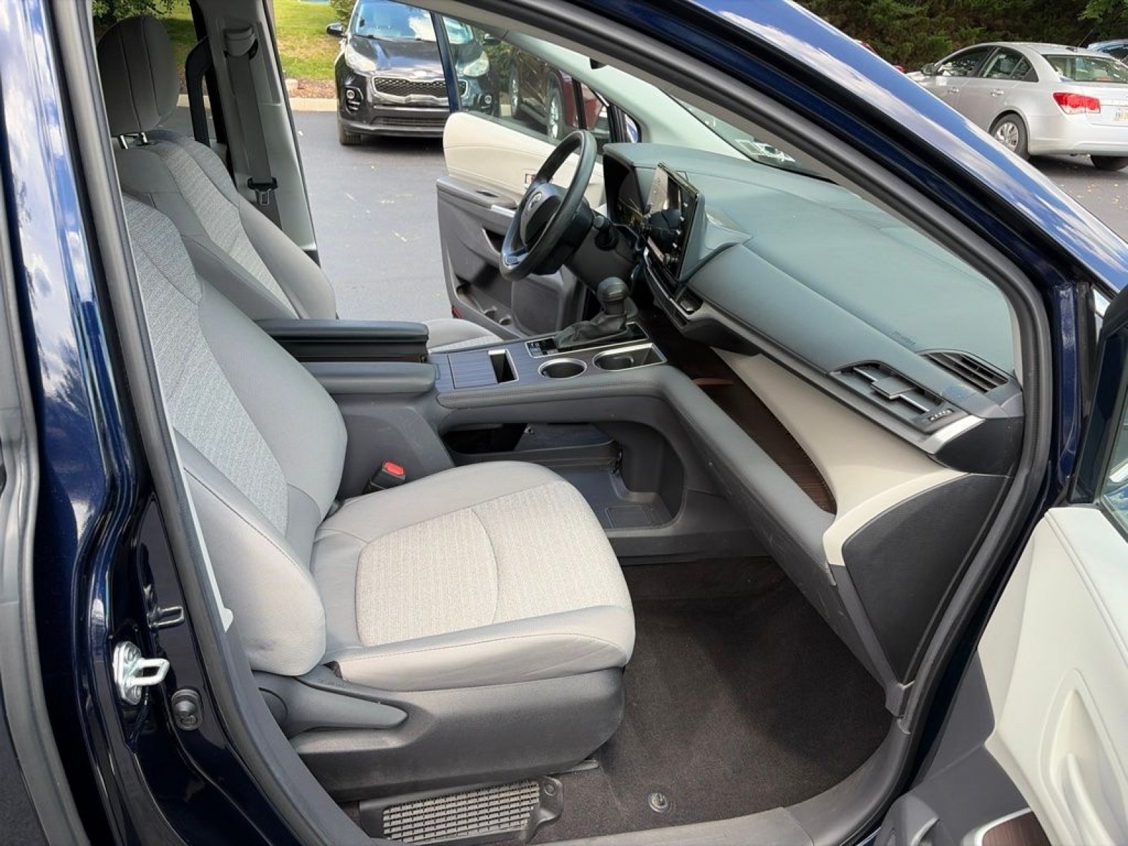 Used 2024 Toyota Sienna LE AWD/4WD image 23