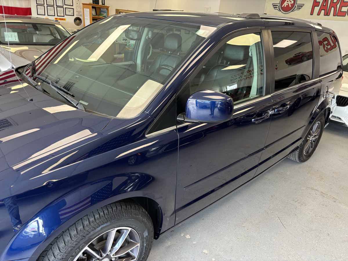 Used 2017 Dodge Grand Caravan SXT image 3