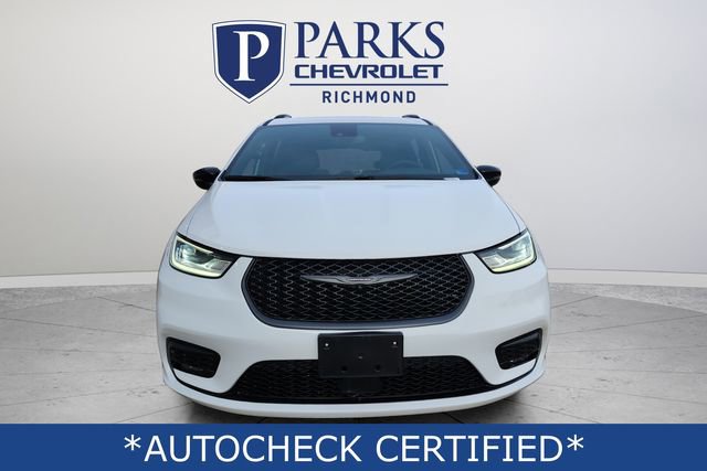 Used 2025 Chrysler Pacifica Limited image 2