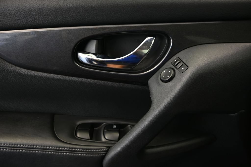 Used 2017 Nissan Rogue SV FWD image 23