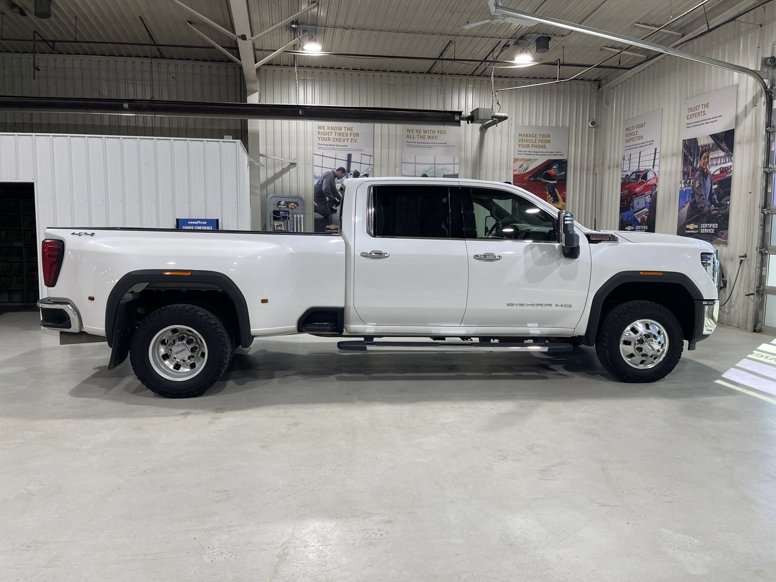 Used 2024 GMC Sierra 3500 SLT w/ SLT Premium Package AWD/4WD image 9