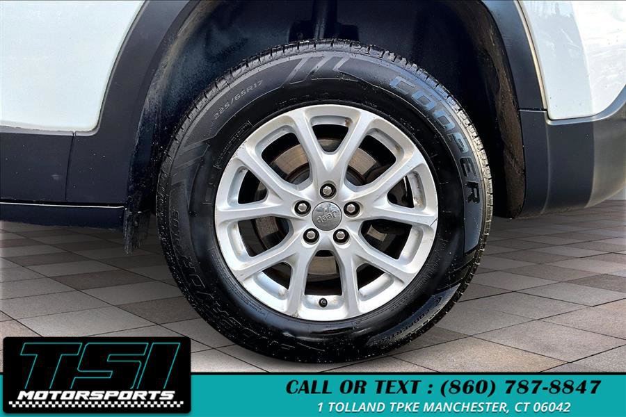 Used 2016 Jeep Cherokee Latitude w/ Cold Weather Group image 9