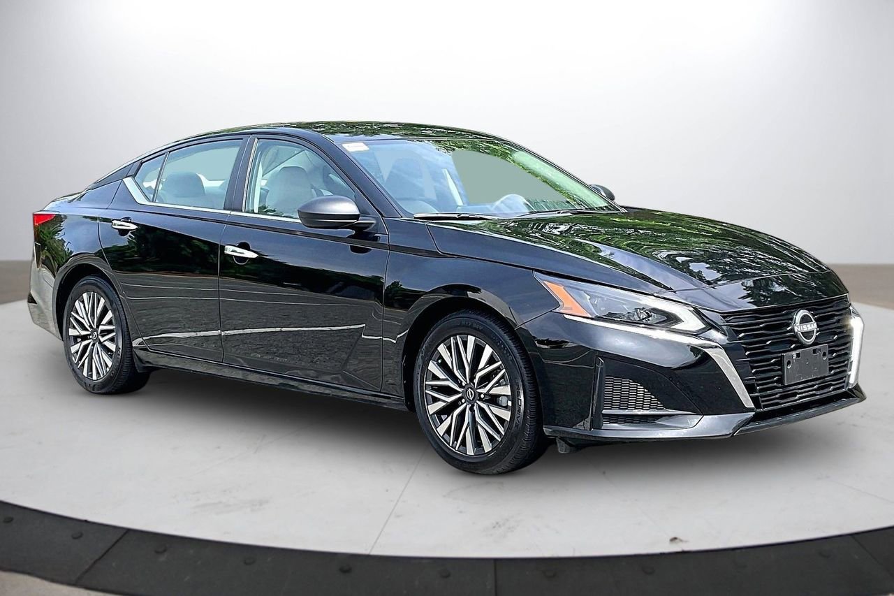 Used 2025 Nissan Altima 2.5 SV FWD image 2