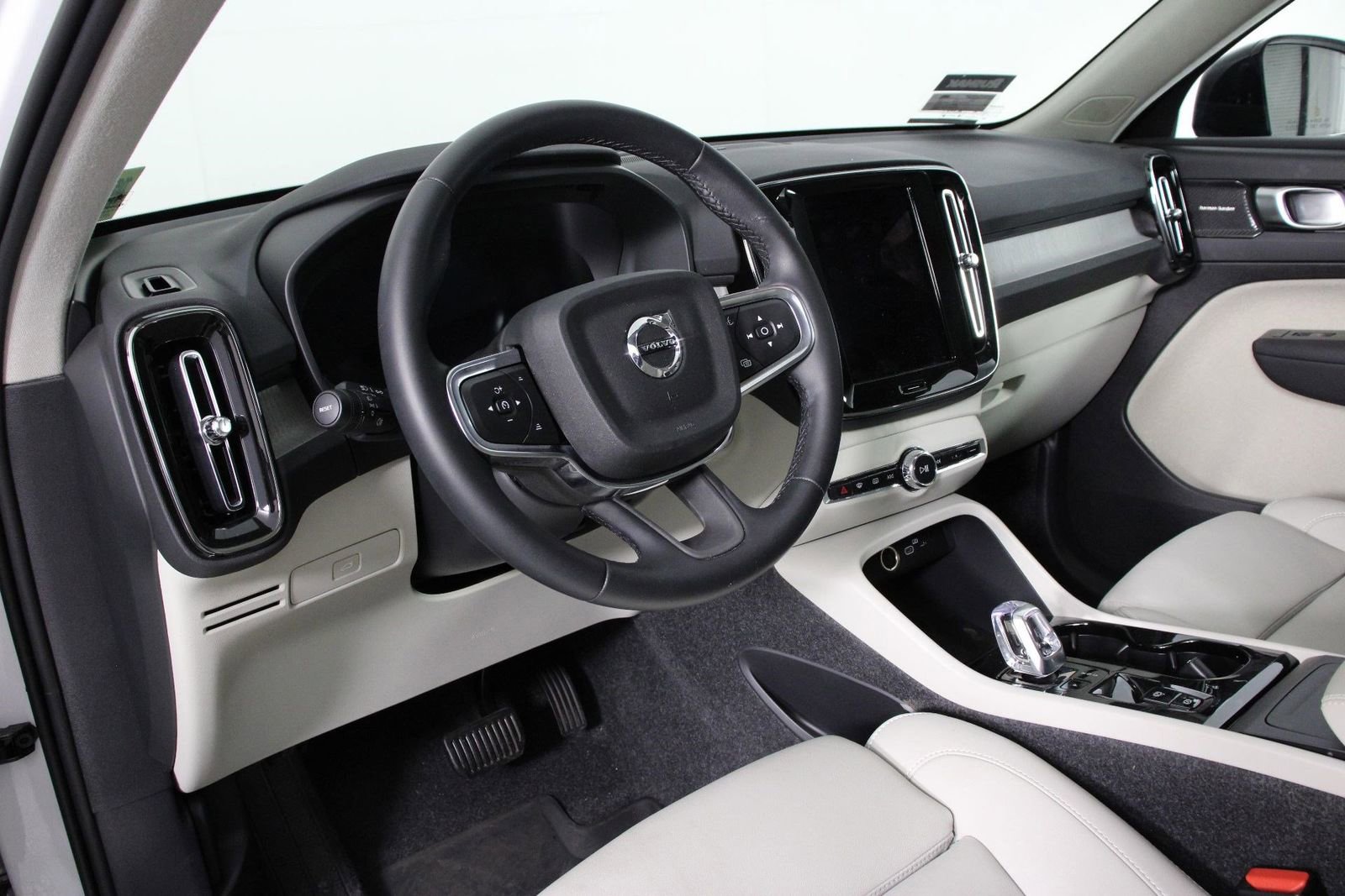 Used 2026 Volvo XC40 B5 Ultra w/ Climate Package image 14