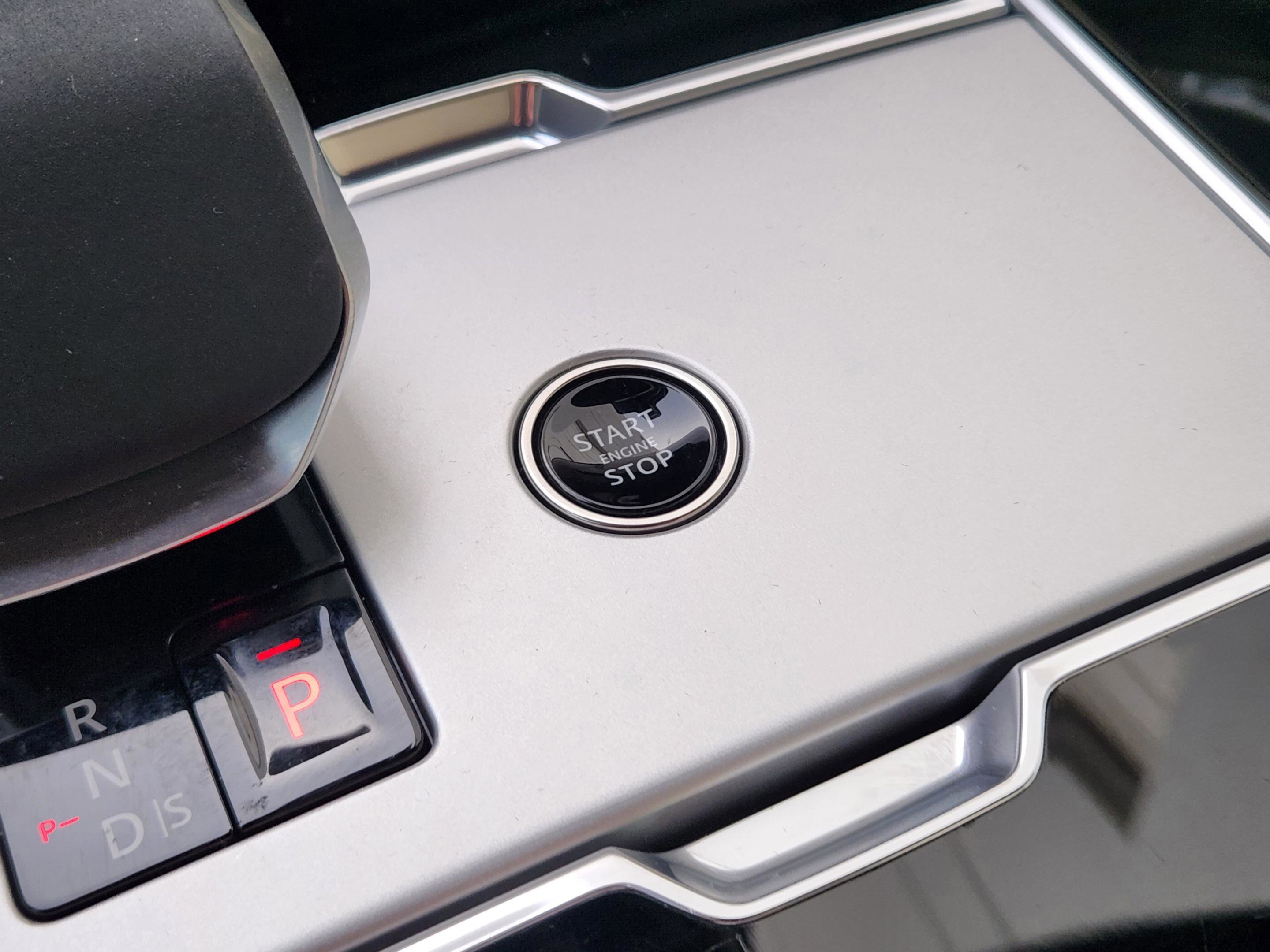 Certified 2025 Land Rover Range Rover SE image 16