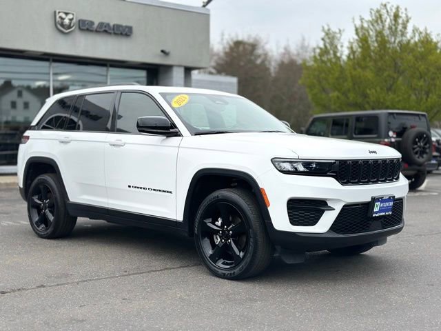 Used 2023 Jeep Grand Cherokee Altitude AWD/4WD image 8