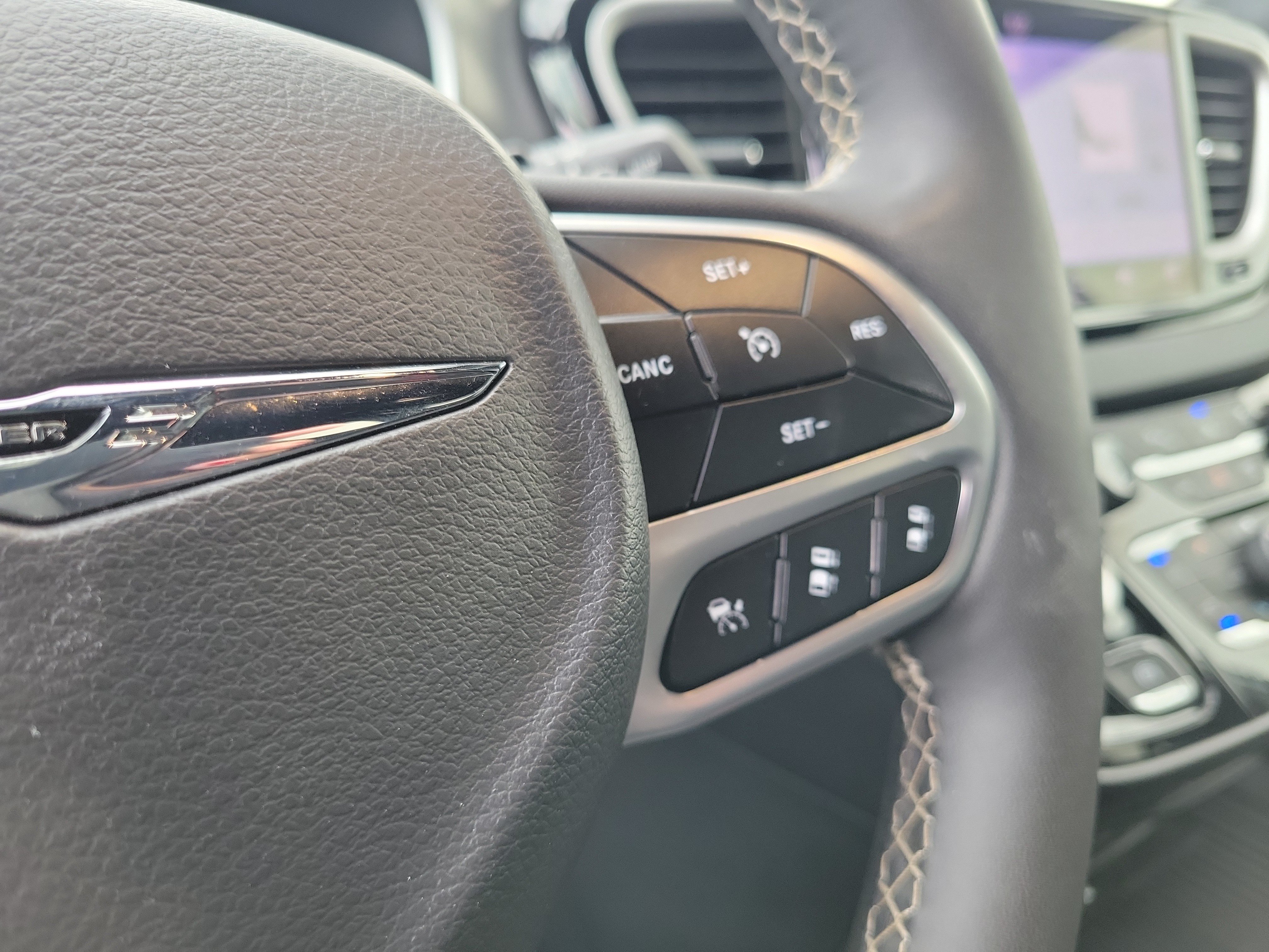 Used 2025 Chrysler Pacifica Select FWD image 24