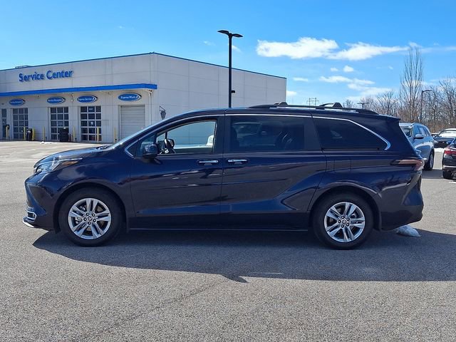 Used 2024 Toyota Sienna XLE w/ XLE Plus Package image 7