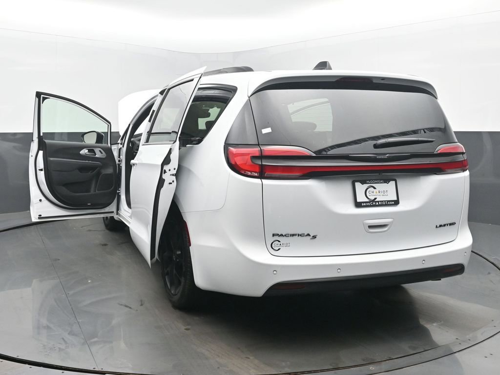 Used 2025 Chrysler Pacifica Limited image 56