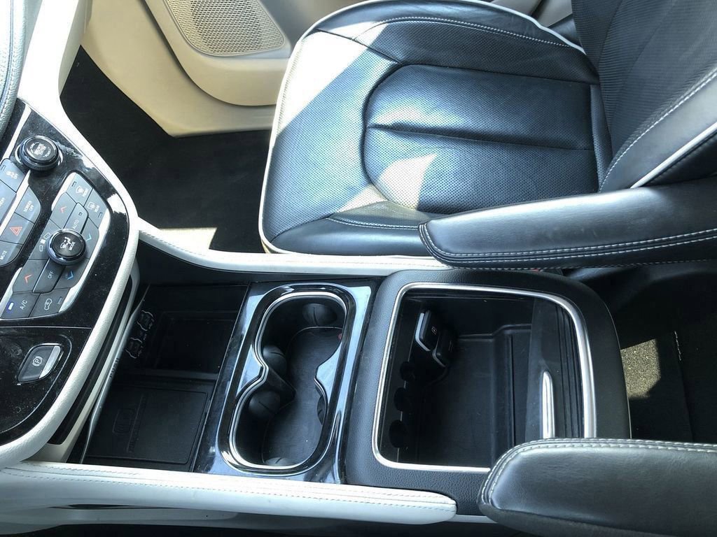 Used 2023 Chrysler Pacifica Limited FWD image 27